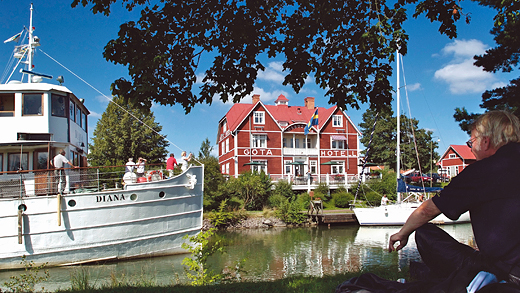 M/S Diana på Göta kanal i Borensberg framför välkända Göta Hotell. Foto: Göran Billeson.